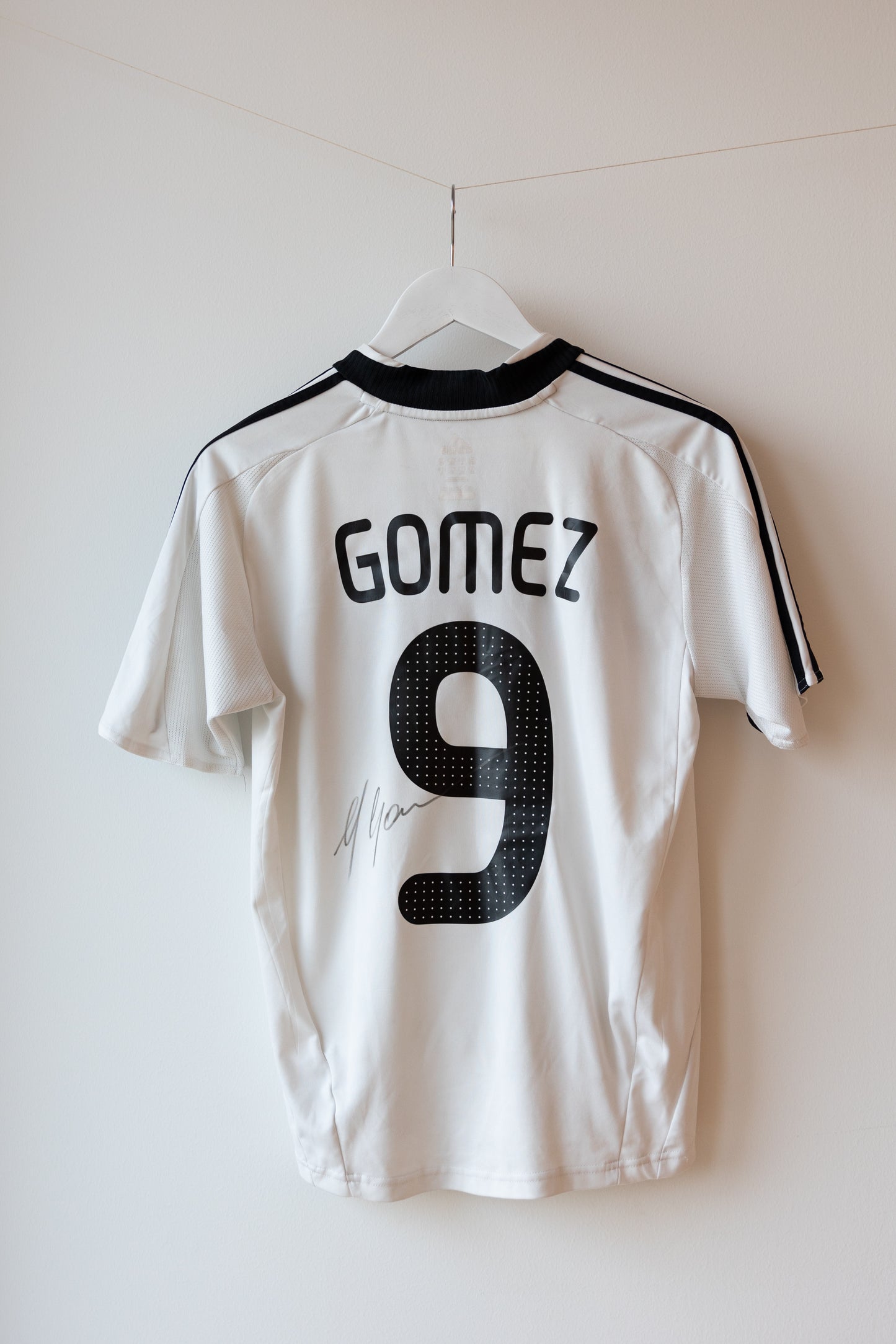 Germany Home Shirt 2008 Gomez #9 SIGNED (L)